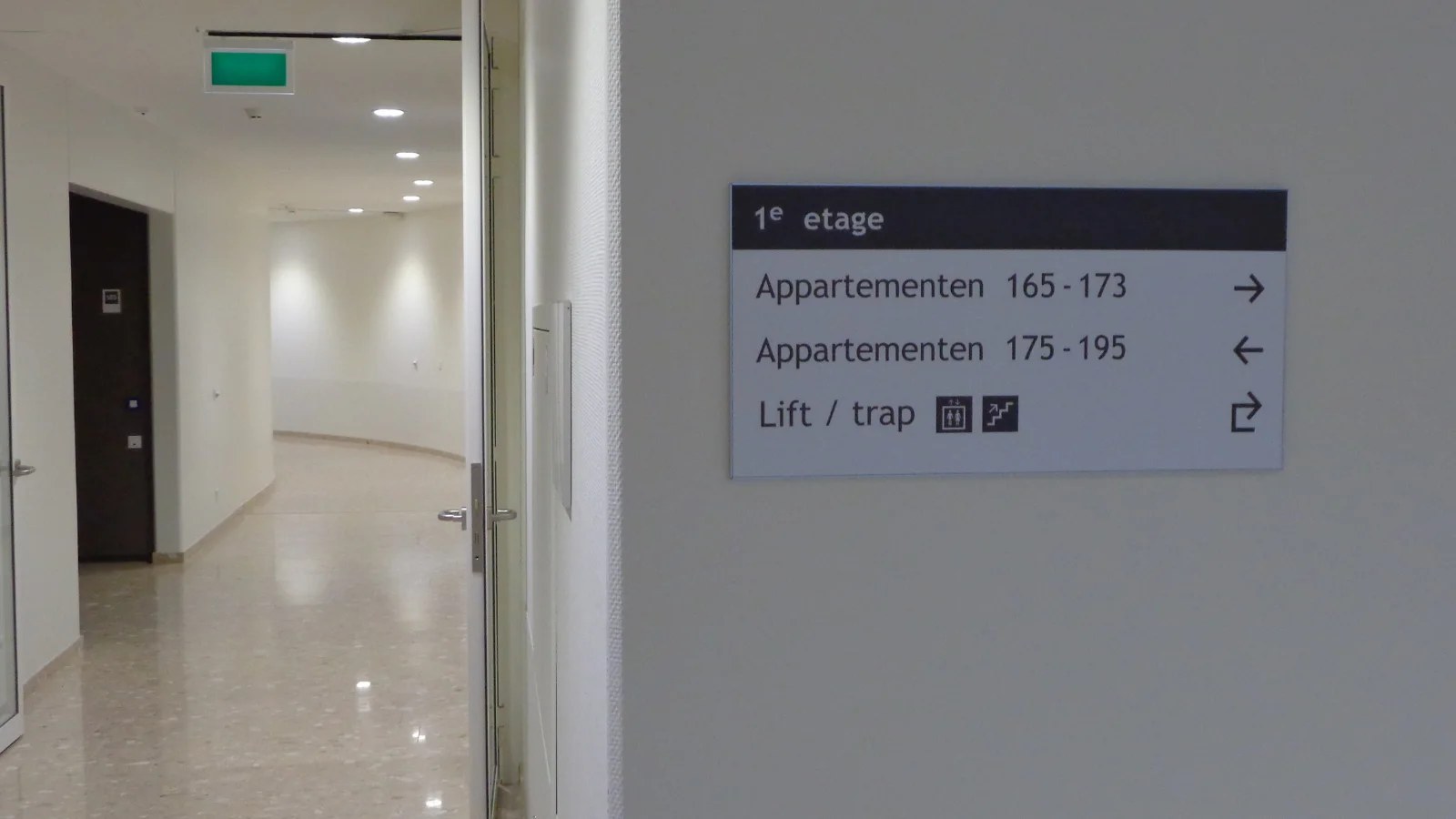 Wayfinding in de zorg: waarom bezoekers stress verliezen bij goede signalisatie