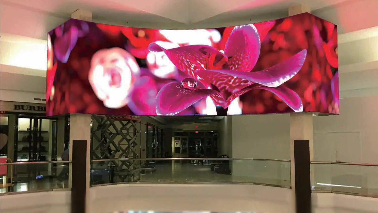 Gebogen LED-scherm rond een kolom in een winkelcentrum