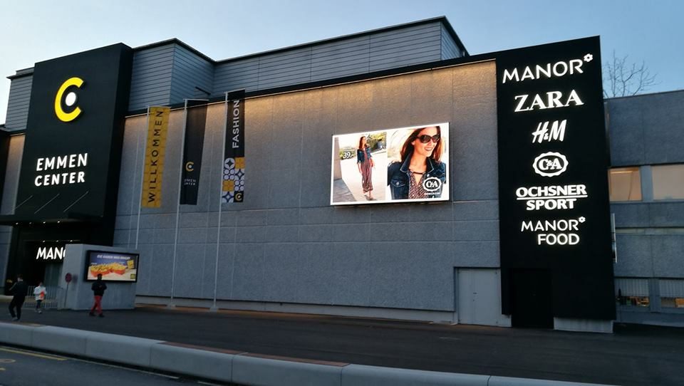 LED-gevelscherm aan een winkelcentrum