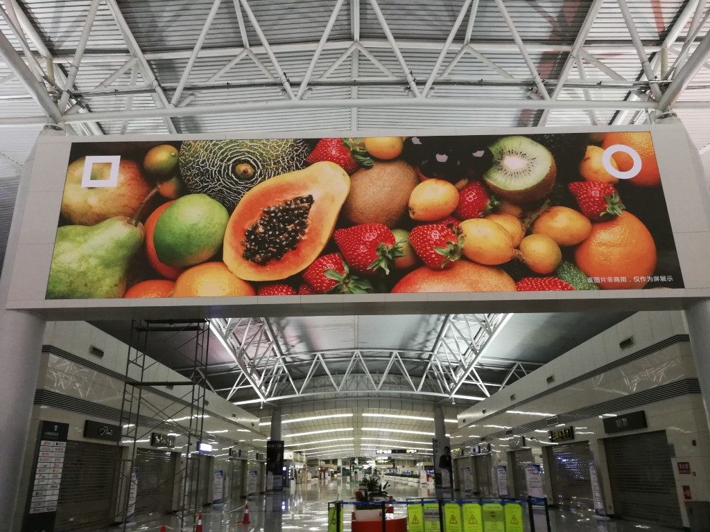 Groot indoor LED-scherm in een publieke hal