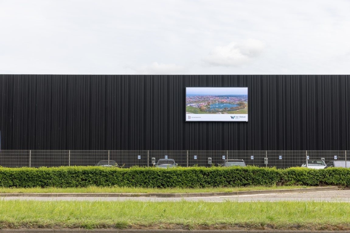 LED-scherm op een container langs een bedrijventerrein
