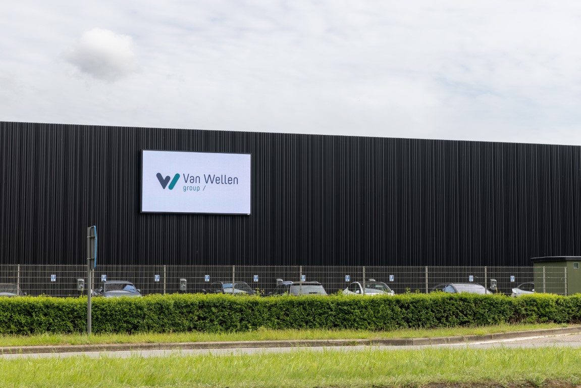 Groot LED-scherm op de gevel van een magazijn