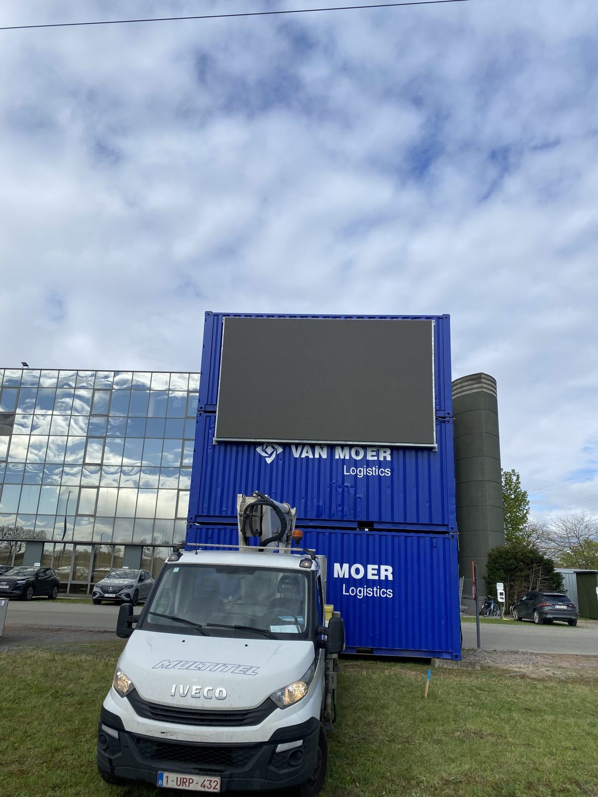 Plaatsing van een LED-scherm met een hoogwerker